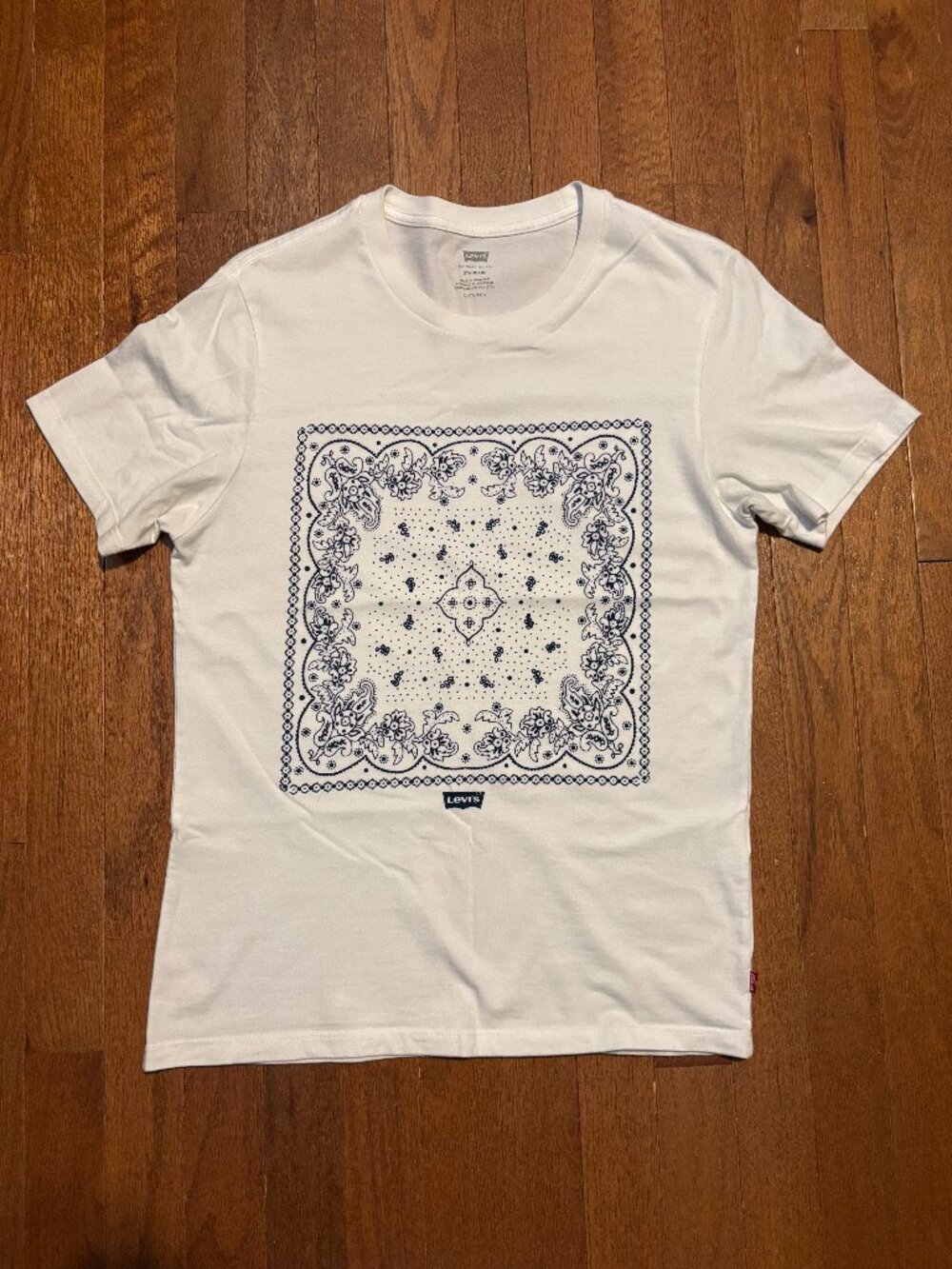 Levi's Paisley Bandana Pattern Graphic Tshirt size XS in Good Conidition!